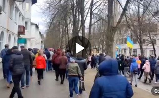 Митинг в Каховке. Людей разгоняют стрельбой