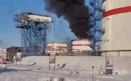 В России полыхает резервуар с нефтью: видео