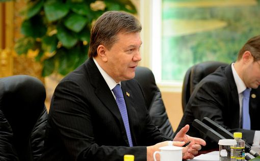 Янукович заверил Меркель и Байдена, что кризис решится мирно