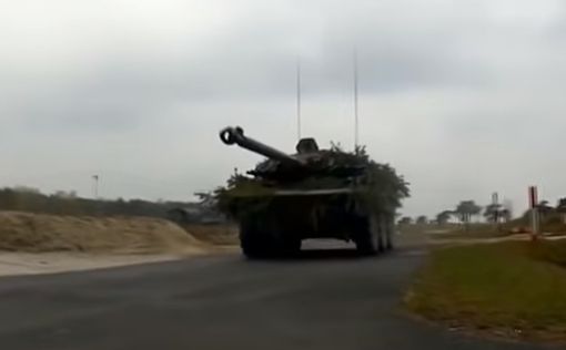 Макрон приказал поставить Украине "колесные танки"