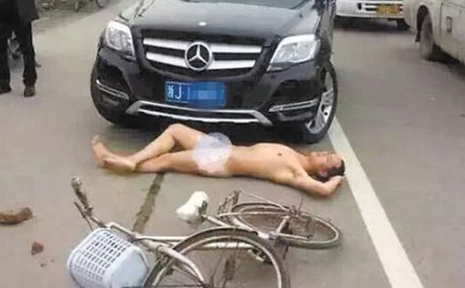 Китаец разделся и лег под Mercedes за компенсацией