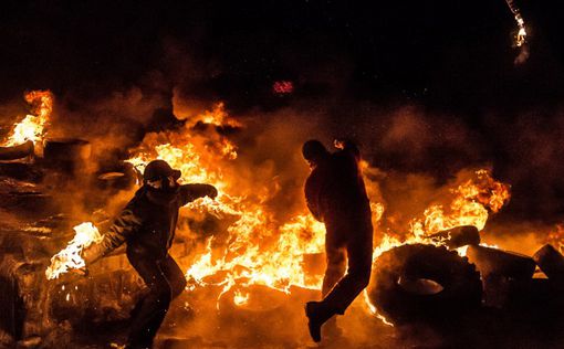 Фейерверки, коктейли Молотова и горящие шины в Киеве