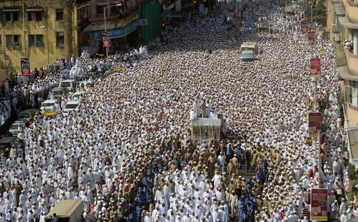 В давке на похоронах в Мумбаи погибло 18 человек