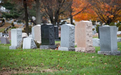 Смотрителю кладбища грозит штраф за нацистскую символику