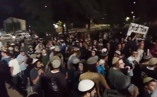 "Командир батальона-предатель". Бурные протесты, солдаты подверглись нападению
