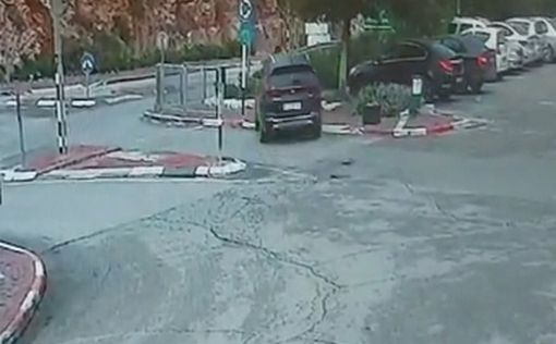 Запись камер наружного наблюдения: террорист сбивает молодую израильтянку