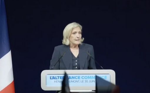 Во Франции кандидаты снимаются с выборов, объединяясь против Ле Пен