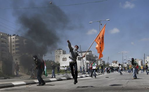 Палестинцы устроили бунт в поддержку заключенных