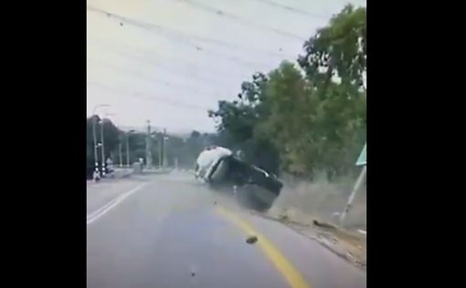 Видео: В Ашкелоне  джип врезался в знак и перевернулся