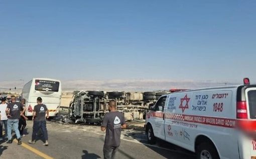 В ДТП между грузовиком с автобусом на трассе №1 пострадало 30 человек