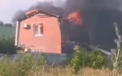 В Таганроге взрыв и пожар: беспилотник упал на жилой дом