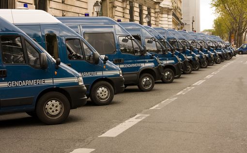 Автомобиль протаранил полицейскую машину в Париже