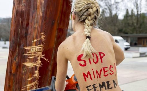 Видео: Полуобнаженные активистки FEMEN задержаны в Женеве