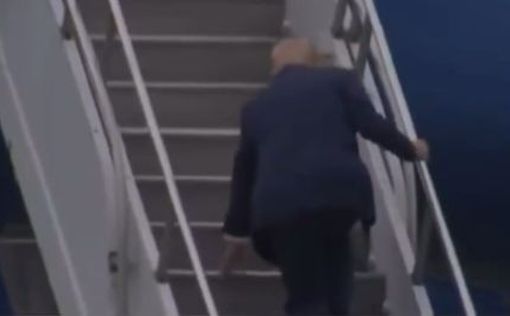 Трамп споткнулся на трапе по пути в самолет