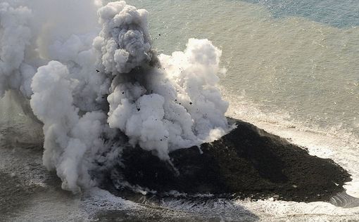 Извержения вулкана дало жизнь острову в Тихом океане