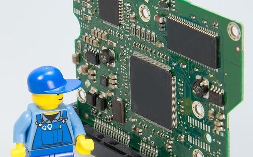 Умелец интегрировал настоящий дисплей в кубик LEGO