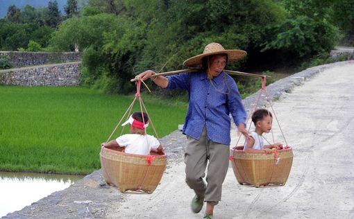 Китай: парам в провинции Сычуань разрешили иметь неограниченное количество детей