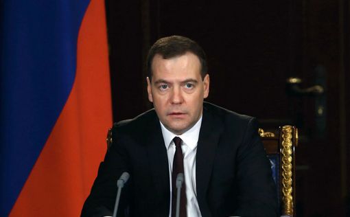 Медведев распорядился строить мост из России в Крым