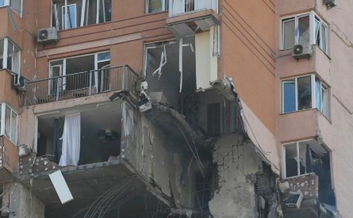 В Киеве в результате попадания ракеты в жилой дом погибли два человека