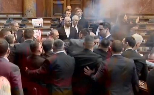 Сербская оппозиция подверглась критике за дым и файеры в парламенте