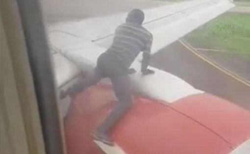 ВИДЕО: Мужчина попытался отломать крыло самолета
