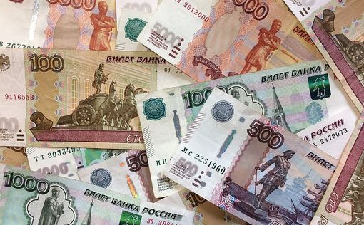 Рубль обвалился на 28%
