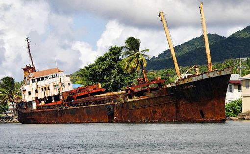 В Нигерии речное судно разломилось пополам:  10 погибших