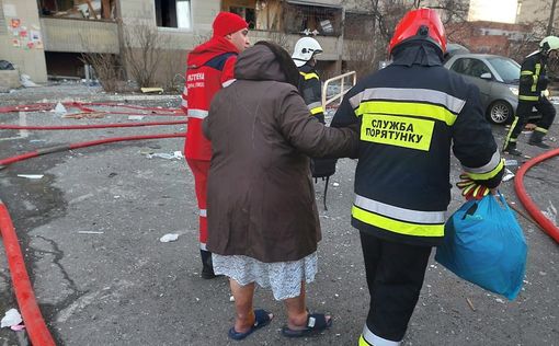 В Киеве осколки ракеты упали на высотку: есть погибший