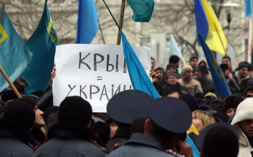 Админздания в Крыму взяли 120 вооружённых профессионалов