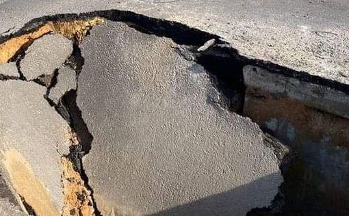 В Холоне в дороге образовалась дыра