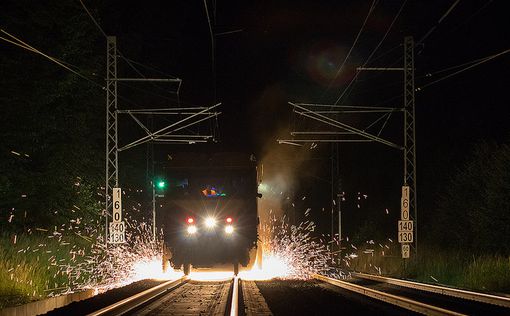 Германия: пассажирский поезд столкнулся с грузовиком
