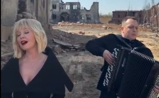 Валерия спела песню на фоне разбомбленных руин
