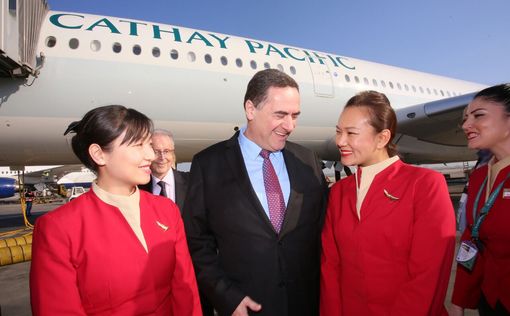 Исраэль Кац встретил пассажиров первого рейса CATHAY PACIFIC