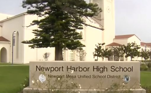 Свастика в Newport Harbor School