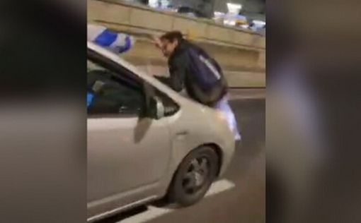 Демонстранта "проехавшего" на капоте машины по шоссе Аялон допрашивает полиция