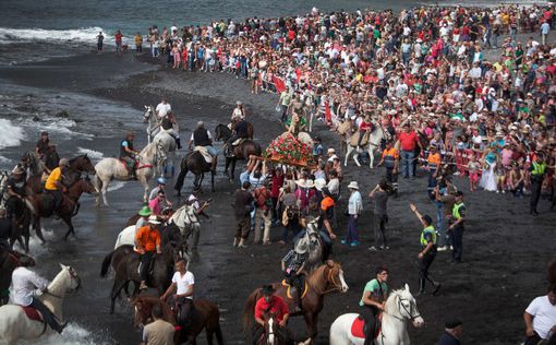 Массовое купание испанцев верхом на лошадях